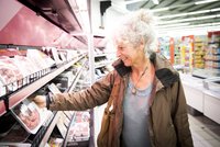 V českém supermarketu našli závadné maso. Bakterie může vyvolat horečky, křeče i závažnější komplikace