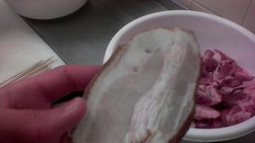 Tuto zkaženou slaninu nafotil Martin v prodejně v Liptove, kde byl na brigádě