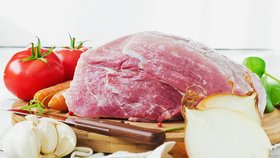 Nejlépe je čerstvé maso skladovat v lednici na prkýnku po čistou utěrkou.