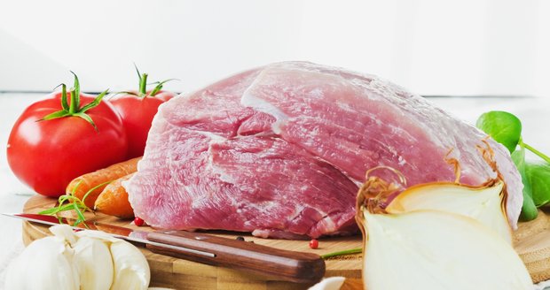 Nejlépe je čerstvé maso skladovat v lednici na prkýnku po čistou utěrkou.