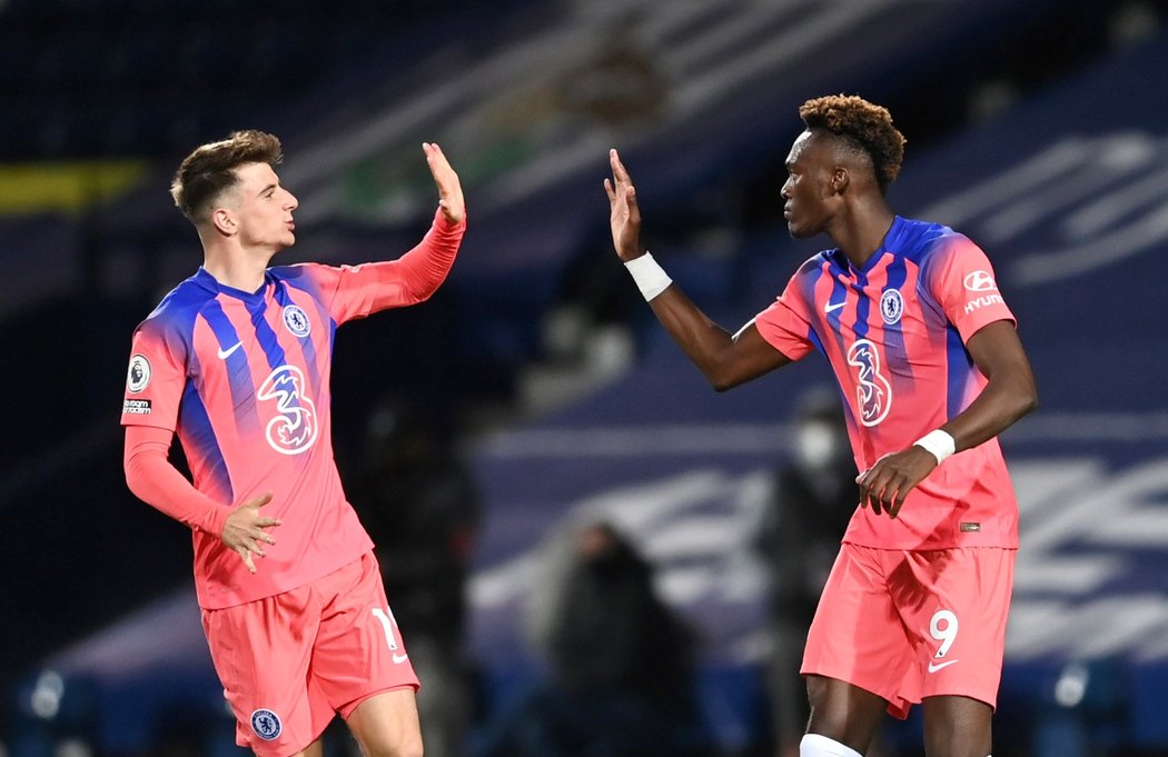 Tammy Abraham (vpravo) se raduje ze vstřelené branky s Masonem Mountem (vlevo)