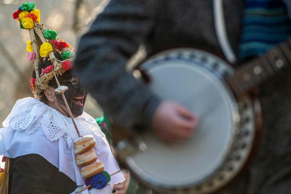 Na Dlaskově statku v Dolánkách u Turnova se 23. února 2019 konal masopust s průvodem masek.