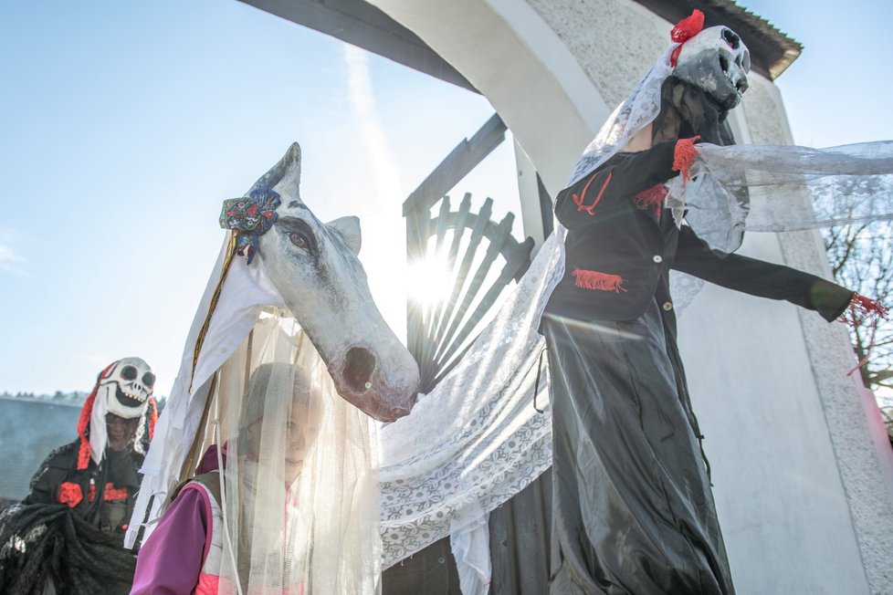 Na Dlaskově statku v Dolánkách u Turnova se 23. února 2019 konal masopust s průvodem masek.