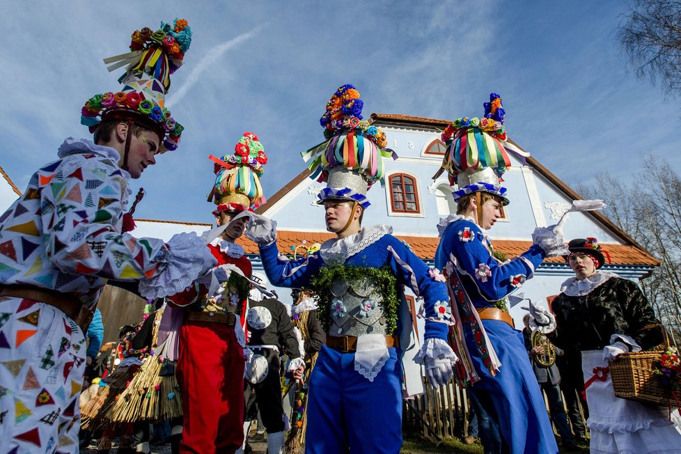 Masopustní průvody mají nejspíš původ v pohanských dobách. Oslavovaly příchod jara, zajišťovaly dobrou úrodu a plodnost.