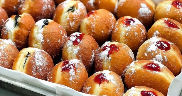 Donat Mardi Gras oleh koki pastry Josef Maršálek Donat Mardi Gras oleh koki pastry Josef Maršálek