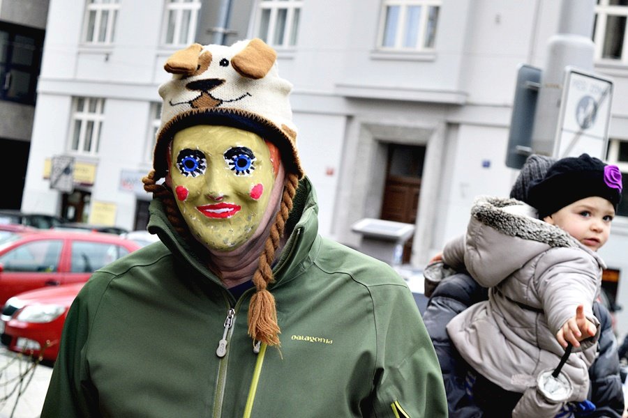 Masopustní průvod oživil ulice Prahy 7