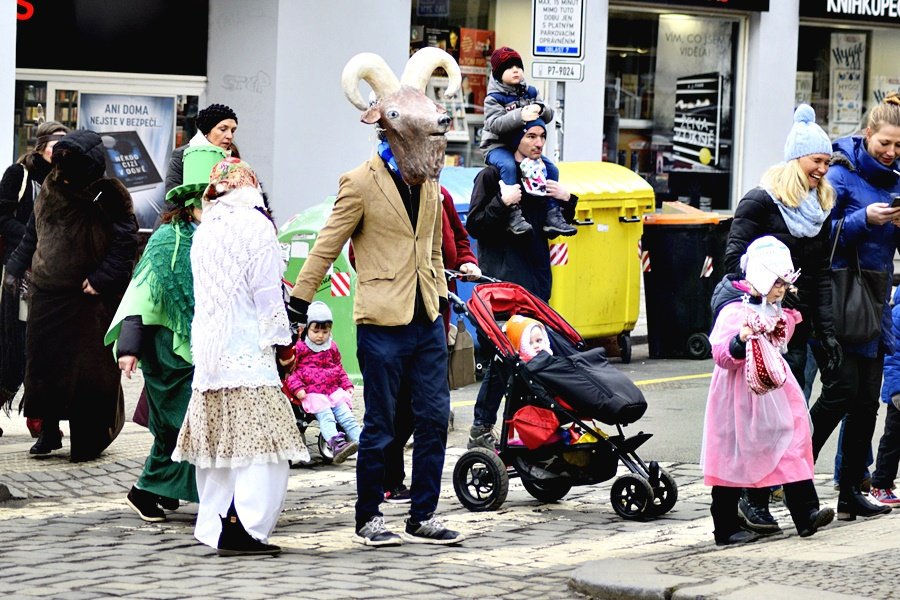 Masopustní průvod oživil ulice Prahy 7