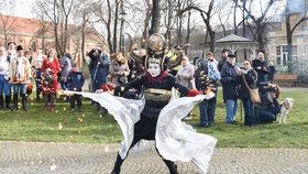 Karlín ožije už čtrnáctým ročníkem tradičního masopustu, takto probíhal loni.