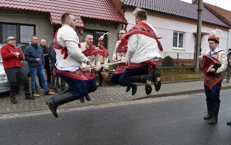 Bystřice pod Lopeníkem: Skupina bobkovníků s dřevěnými meči skáče do vzduchu.