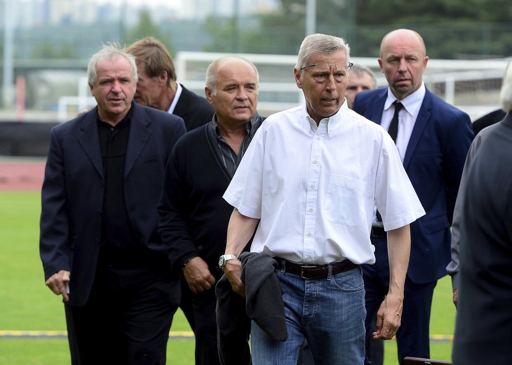 Na Masopustově pohřbu nechyběli Ladislav Vízek, Luděk Macela a Miroslav Kadlec