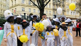 Na Žižkově se konal masopust: Stovky dětí a dospělých si užily výrobu masek, pohádku a průvod