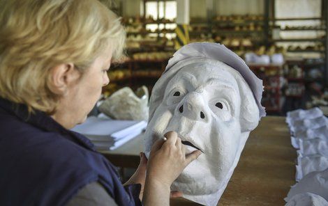 Výroba jedné masky tradiční metodou trvá déle než týden.