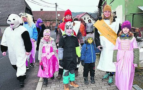 Masky v masopustním průvodu v Pocinovicích na Domažlicku.