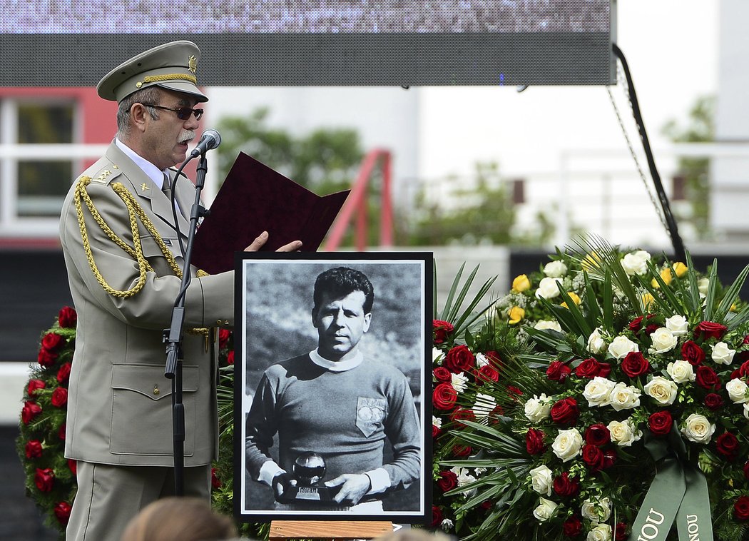 Smuteční řeč na Masopustově pohřbu pronesl plk. Jaroslav Piskáček