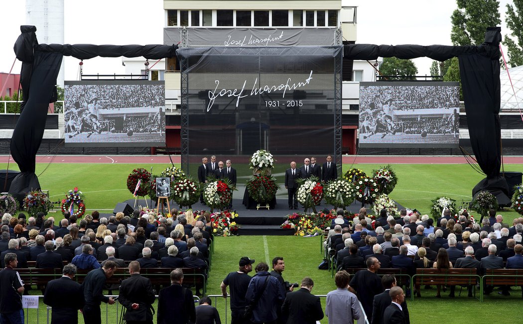 Bývalí hráči i fanoušci se na stadionu Dukly rozloučili s legendárním Josefem Masopustem