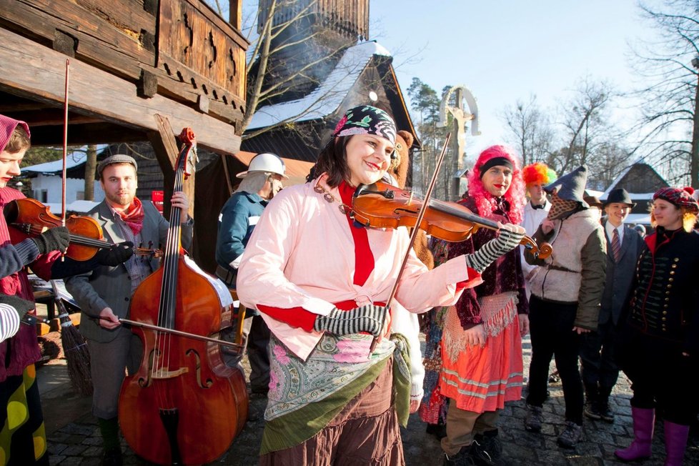 Muzikanti během pochůzek ve Valašském muzeum v přírodě.