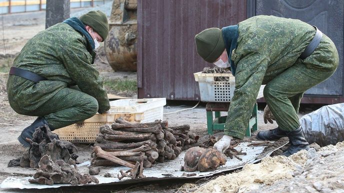 Podle Dmitrije Kaminského, velitele skupiny vojáků shromažďující ostatky, se dosud podařilo exhumovat 730 osob, ale stále nacházejí další. Některé lebky nesou stopy po kulkách.