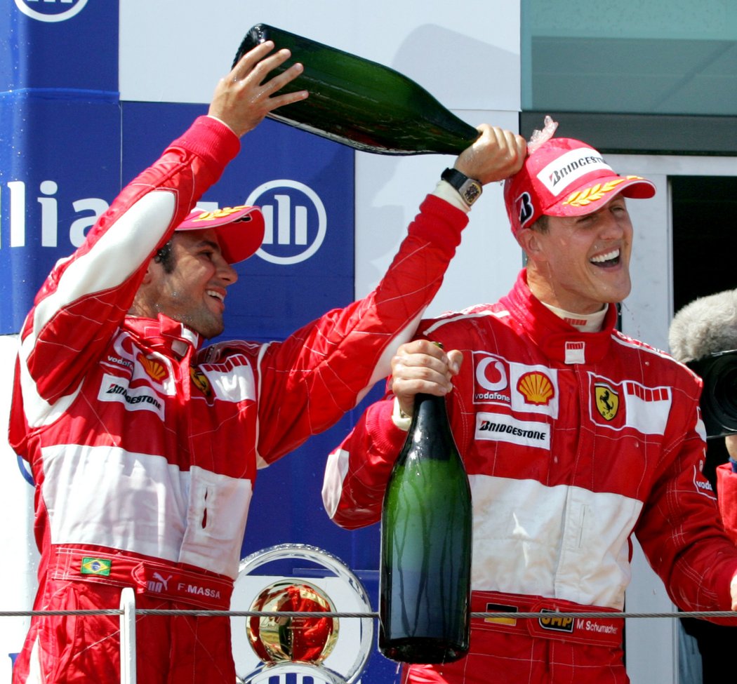 Felipe Massa a jeho týmový kolega Michael Schumacher