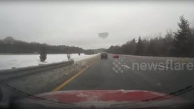 Američan jel po rychlostní silnici, když se z vozidla před ním odmrštil obrovský kus zmrzlého sněhu.