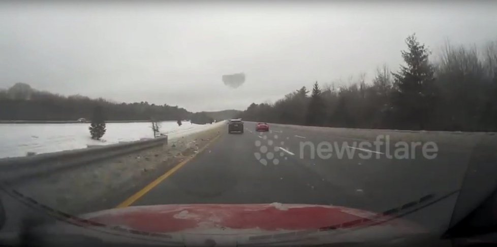 Američan jel po rychlostní silnici, když se z vozidla před ním odmrštil obrovský kus zmrzlého sněhu.