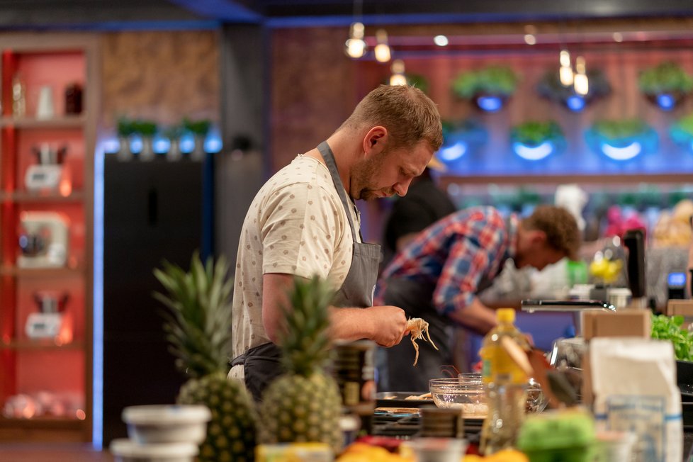 Soutěžící pořadu MasterChef vařili pro porodní asistentky z reality show Malé lásky