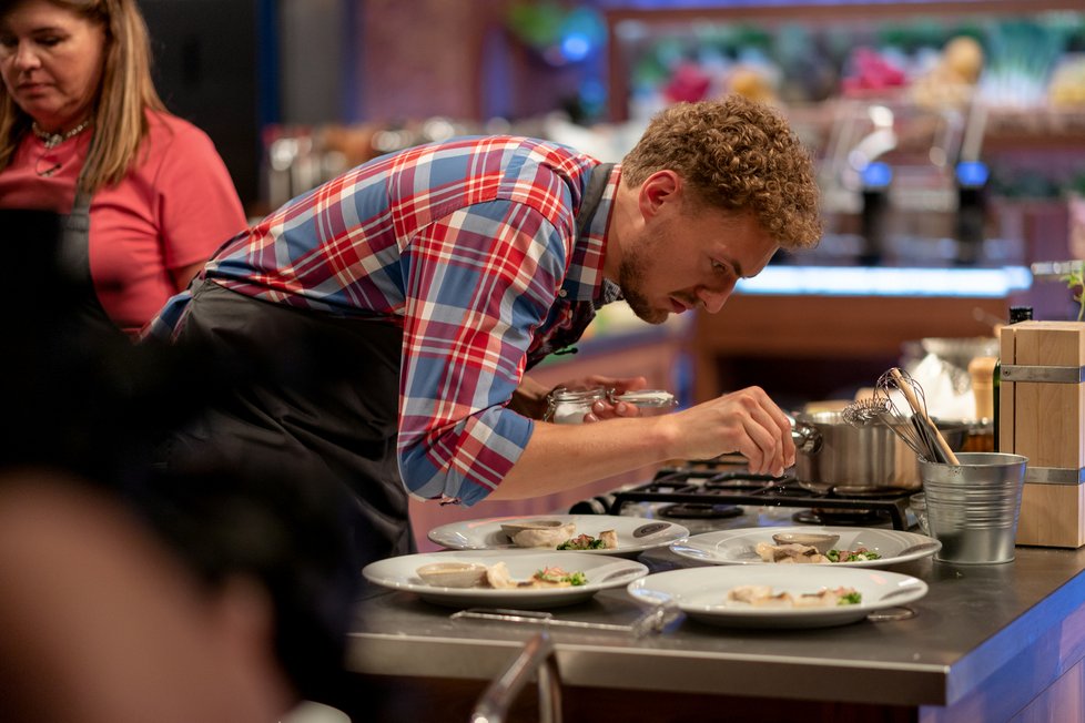 Soutěžící pořadu MasterChef vařili pro porodní asistentky z reality show Malé lásky.