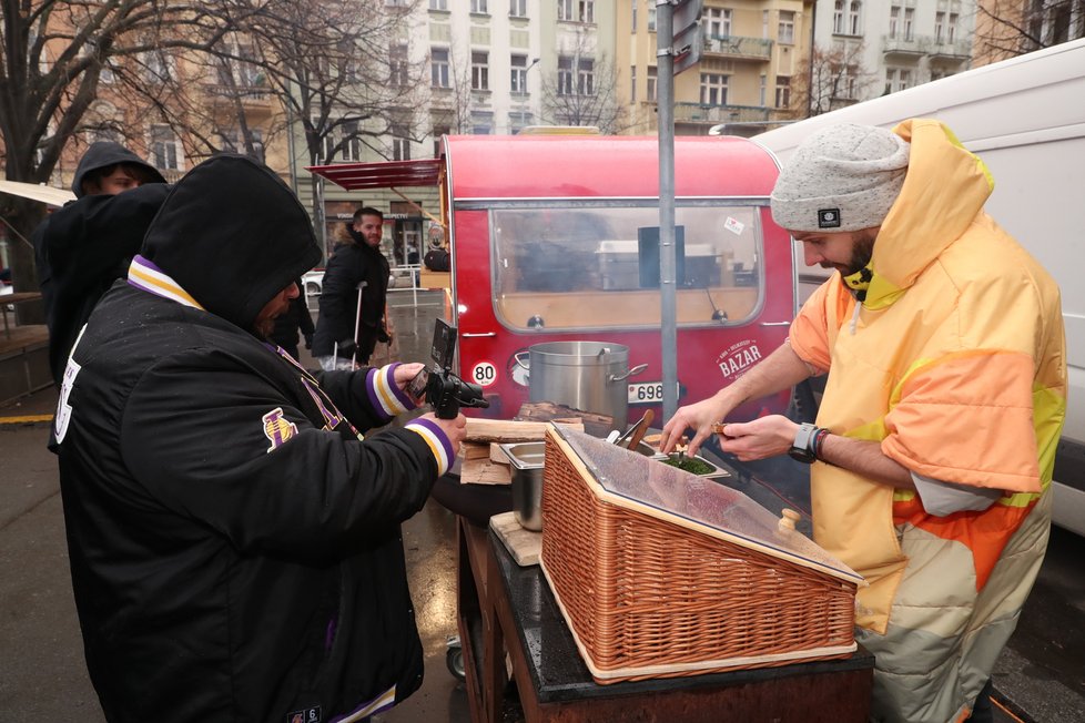 Vítěz MasterChefa Honza se svým foodtruckem na náměstí Jiřího z Poděbrad v Praze.