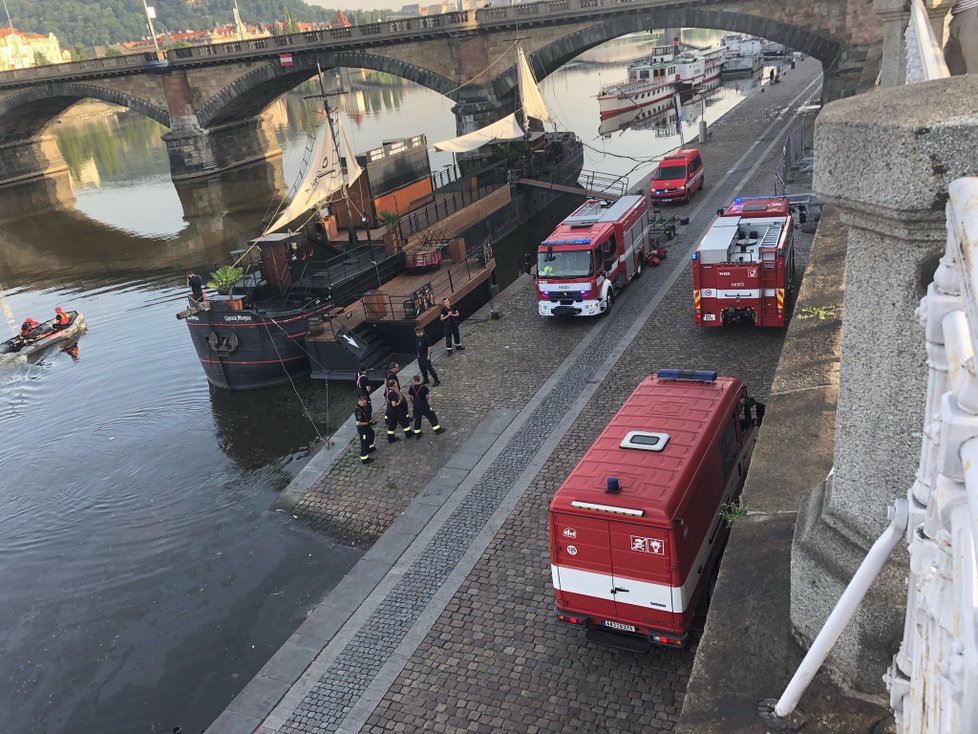 Na hladině Vltavy se 12. června ráno objevila mastná skvrna.