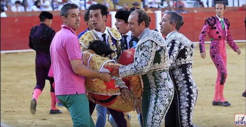 Na koridě v Madridu napíchl býk na rohy slavného toreadora Víctora Barria a zabil ho.