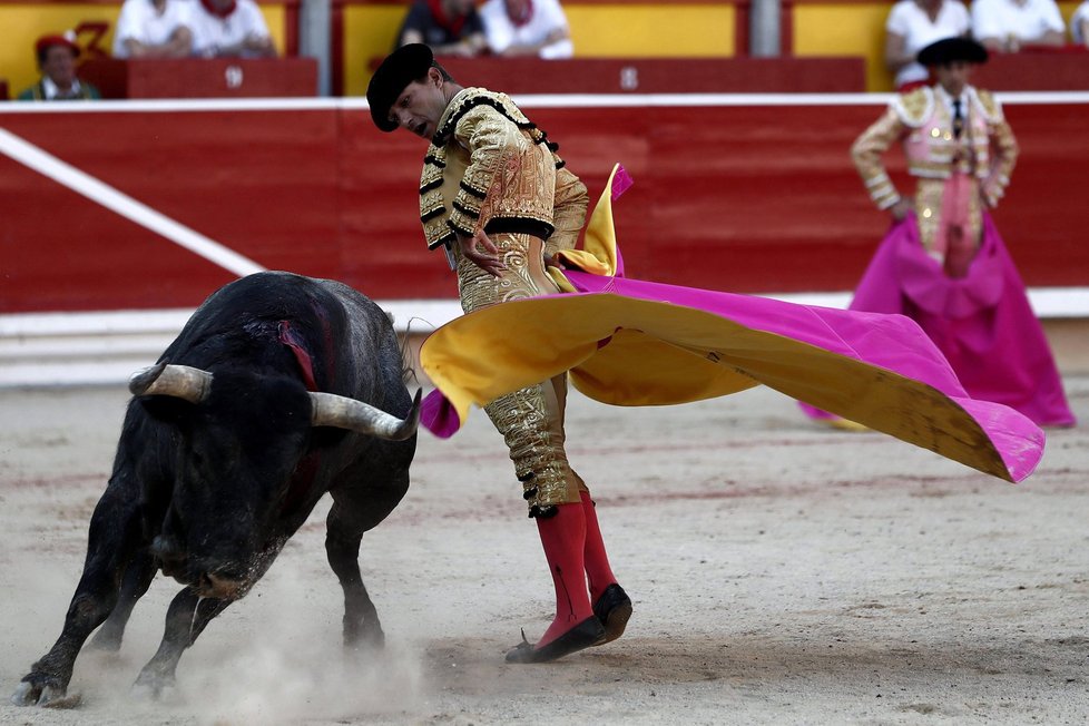 Při koridě v Madridu zemřel slavný toreador Víctor Barrio, když ho býk napíchl na rohy.