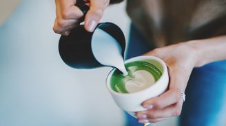 Fenomén matcha: Japonská tradice nabrala opačný směr. Sociální sítě ji přetavily v lifestylovou povinnost Fenomén matcha: Japonská tradice nabrala opačný směr. Sociální sítě ji přetavily v lifestylovou povinnost