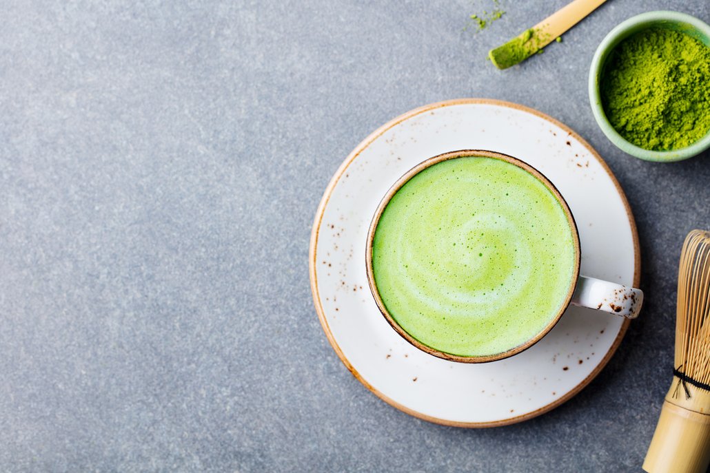 Matcha latte má jemně zelenou barvu a originální chuť