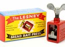 Jeden z výrobků rané firmy Lesney: lis na chlebové rybářské návnady. V 60. letech už firma jako největší výrobce tlakem odlévaných autíček na světě chrlila milion modelů týdně.