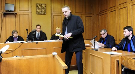 Matěj Bárta u soudu uvedl, že peníze pro bratra vybral ze sejfu a rozdělil do obálek