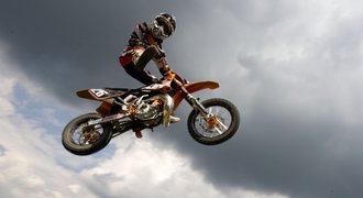 Matěj Česák létá v devíti letech na motorce!