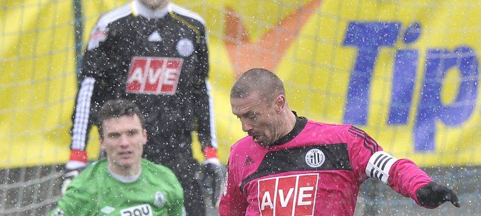 Matej Delač za českými legendárními hráči – stoperem Tomášem Řepkou a Davidem Lafatou