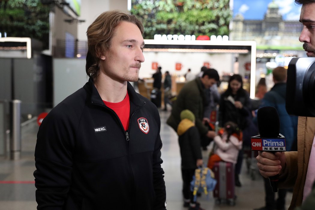 Matěj Hanousek je i s rodinou zpátky v Česku