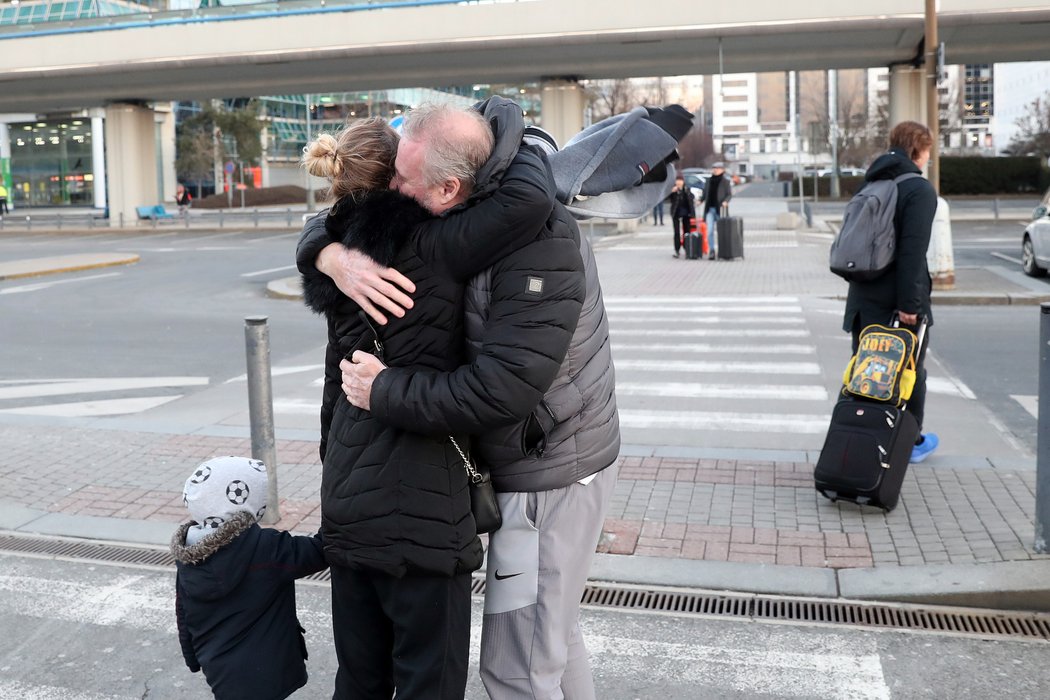 Po návratu domů čekali na Hanouska a jeho rodinu blízcí