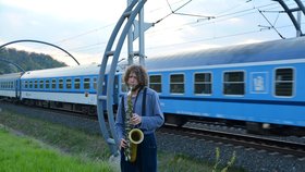 Matěj Heinzl rád trénuje na saxofon a klarinet mimo prostory zkušeben.