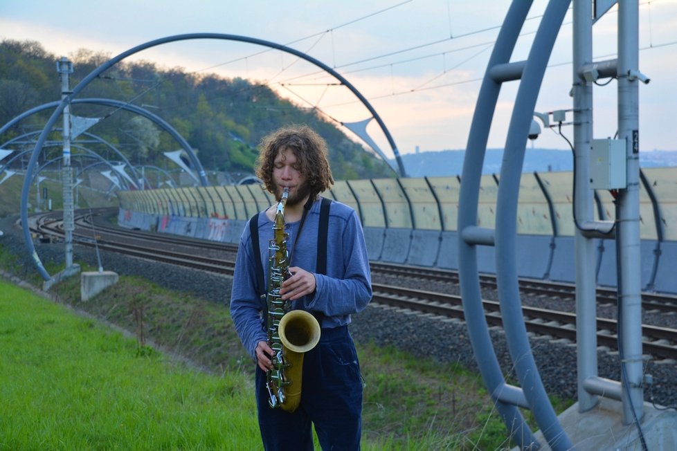 Matěj Heinzl rád trénuje na saxofon a klarinet mimo prostory zkušeben.