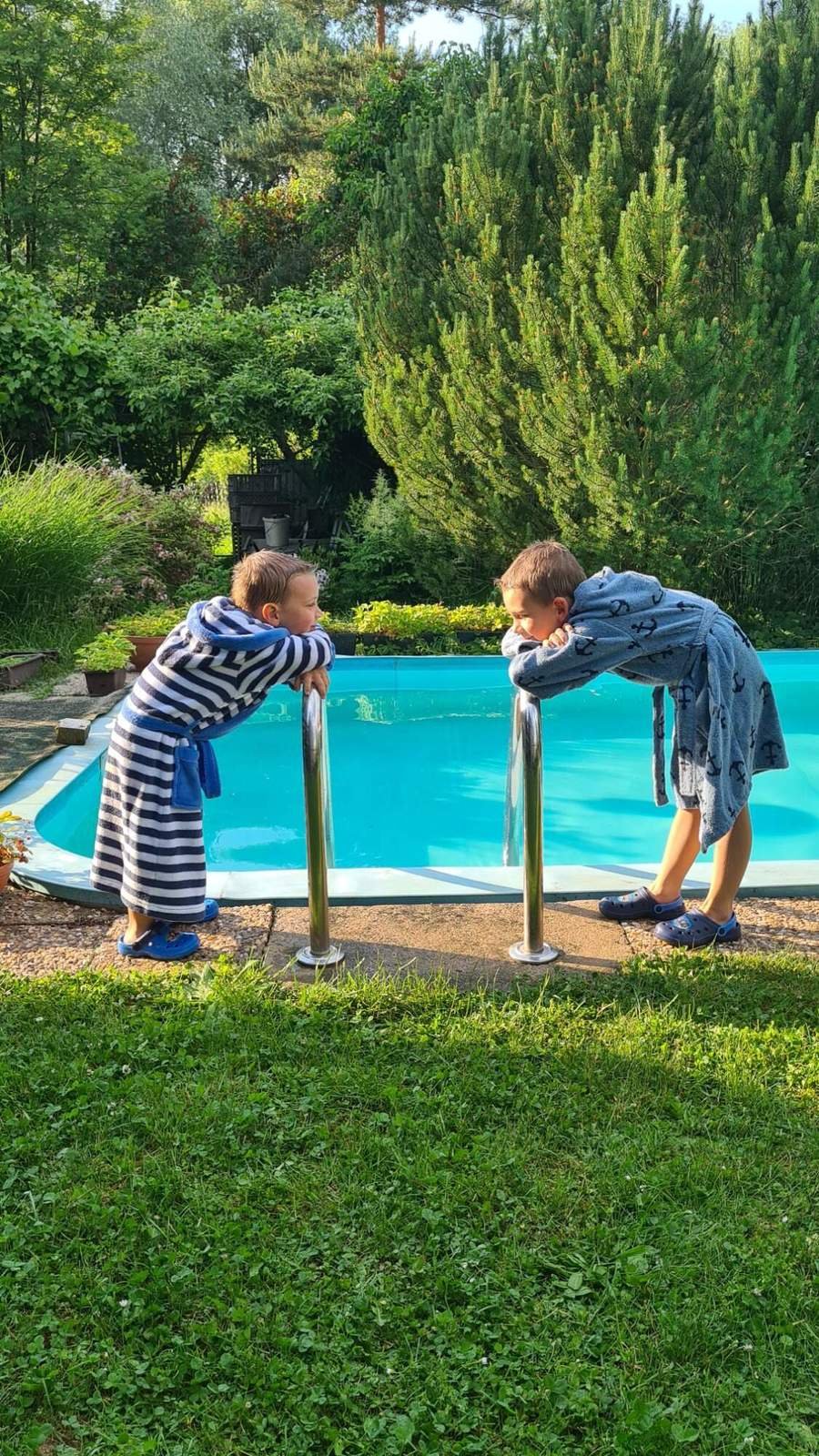 Matěj se starším bráchou Vojtou. Kluci řádí stejně jako jiné děti v jejich věku, jen je rodiče musí neustále hlídat