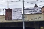 Aktivisté z hnutí Slušní lidé vyvěsili na brněnské mosty plakáty s nahým náměstkem pro dopravu Matějem Hollanem. Viní ho z devastace dopravy ve městě.