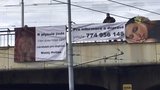 Poprask v Brně: Nad silnicemi visí nahý dopravní náměstek Hollan i s telefonním číslem