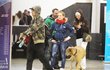 S Homolou a jeho cestovní partnerkou se přišli rozloučit přátelé i se psem. 