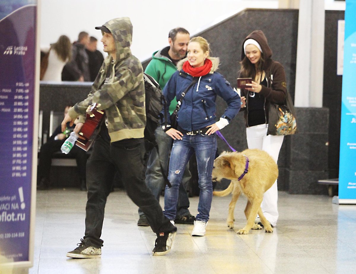 S Homolou a jeho cestovní partnerkou se přišli rozloučit přátelé i se psem. 