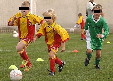 Malý Matěj (†8) (uprostřed) hrál rád fotbal