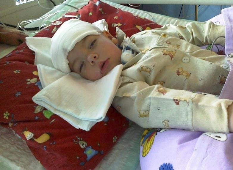 Tříletý Matěj upadl v roce 2010 po banální operaci mandlí do tzv. bdělého kómatu.