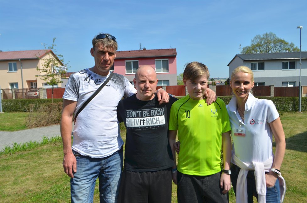 Matěj s tátou Janem (zleva), pořadatelem akce Stanislavem Duchkem a Gabrielou Hoškovou z IKEM.