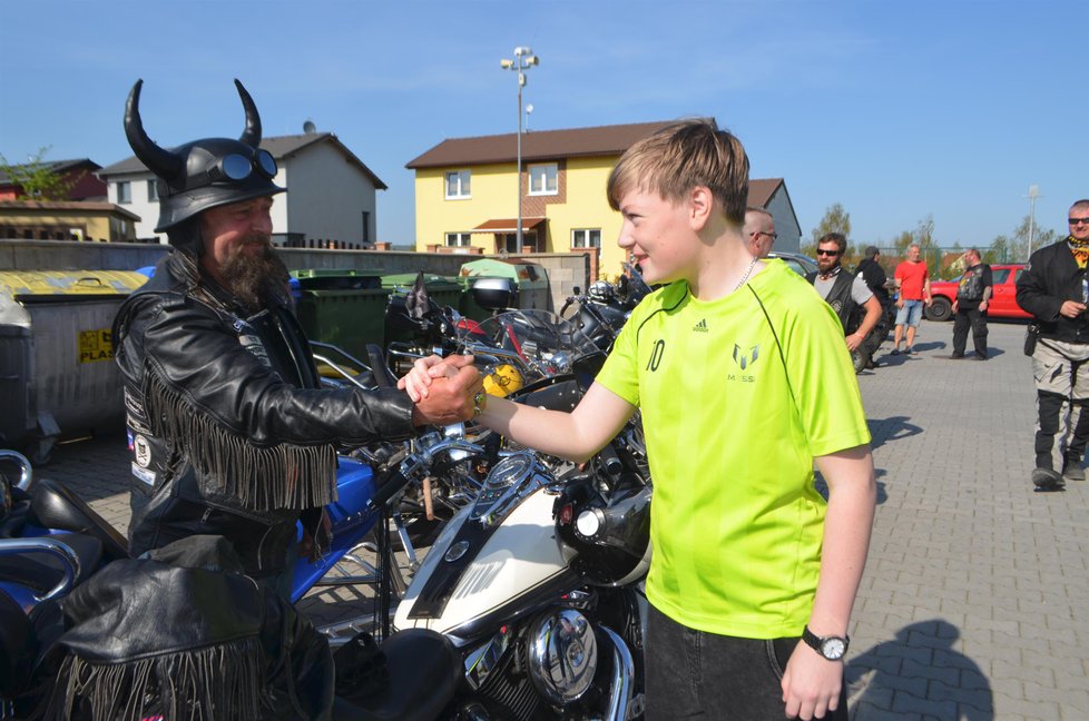 Matěj se zdravil s motorkáři, kteří ho přijeli podpořit. Ti mladší se samozřejmě zaregistrovali.