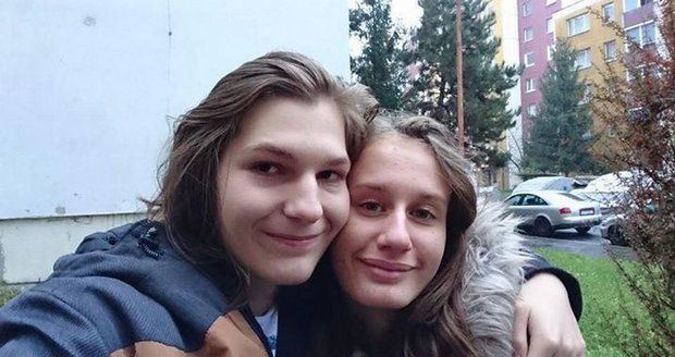 Sára (16) a Matěj (17) zmizeli. Mladík má u sebe zbraň, chtějí spolu zemřít?